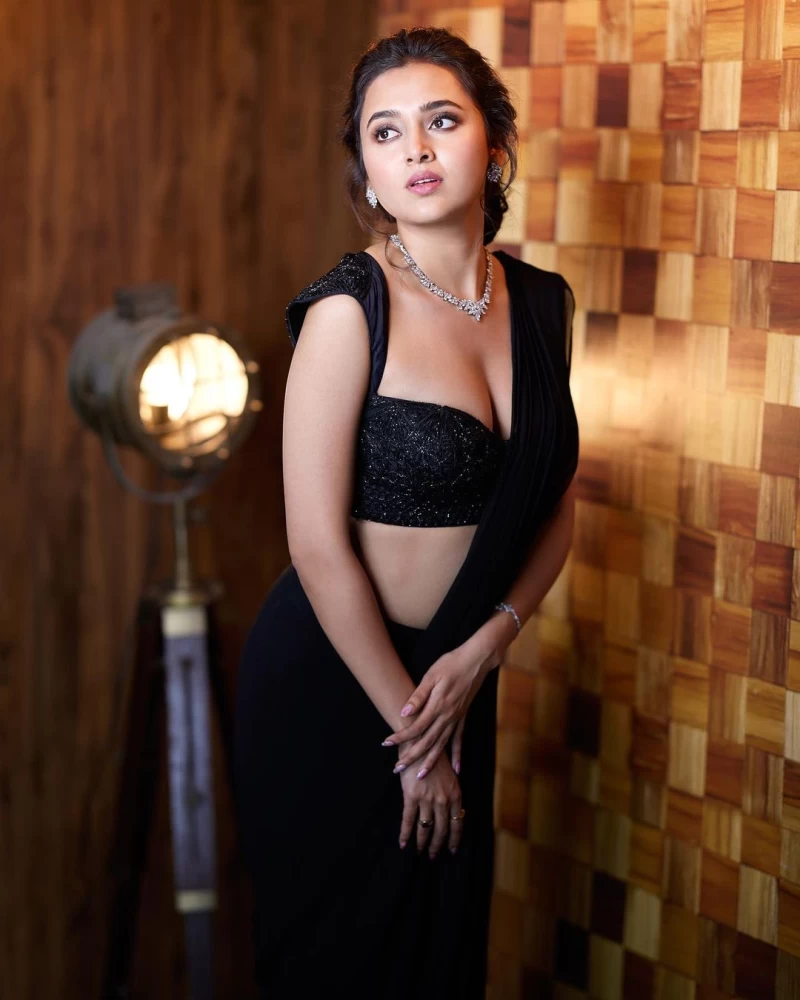 Tejasswi Prakash oozes sexiness in the black saree with the revealing blouse