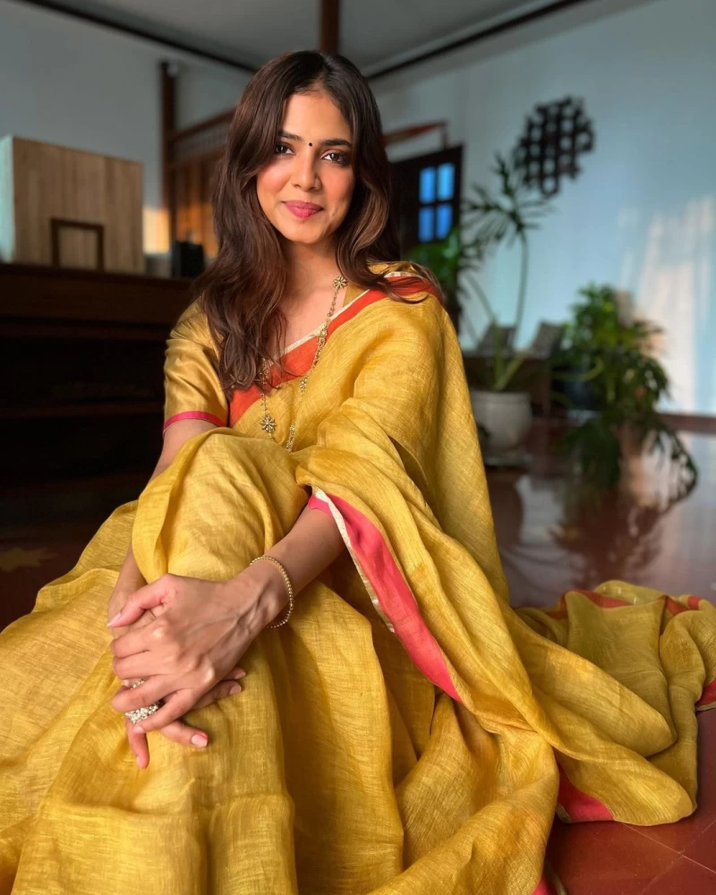 Malavika Mohanan Gives Traditional Style Goals In Handloom Saree