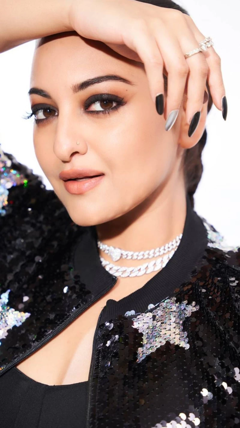 Sonakshi Sinha looks stunning in the sequinned co-ord set.
