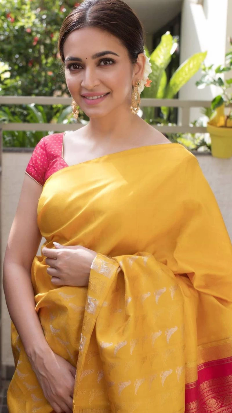 Kriti Kharbanda looks beautiful in the yellow traditional silk saree