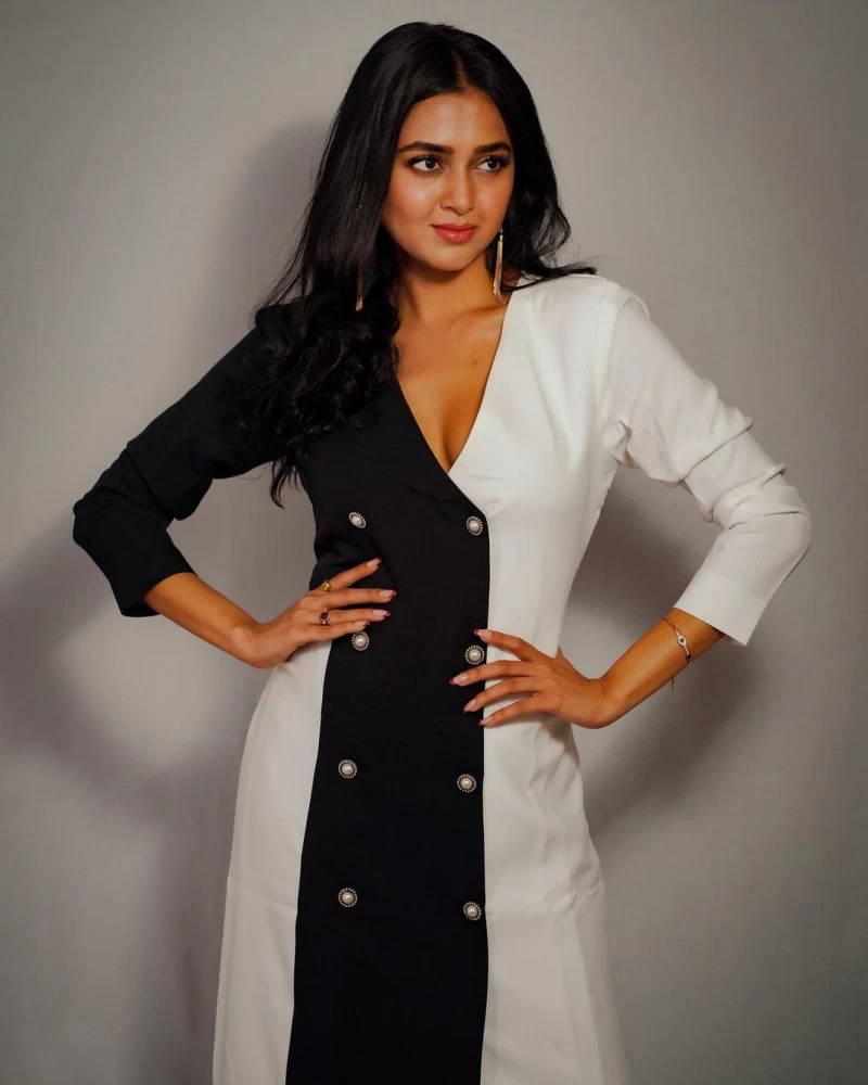 Tejasswi Prakash looks smart in the monochrome dress