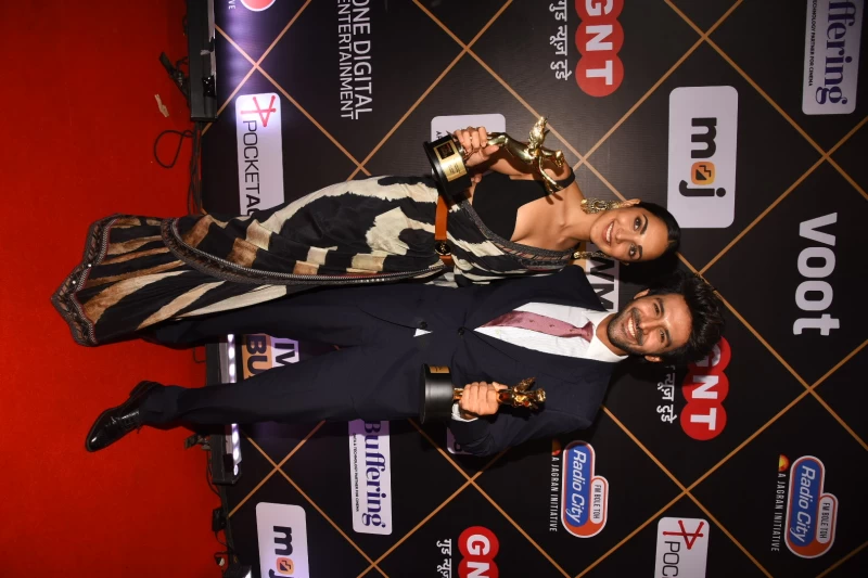 Kiara Advani and Kartik Aaryan strikes a pose with their trophies at the IWMBuzz Digital Awards