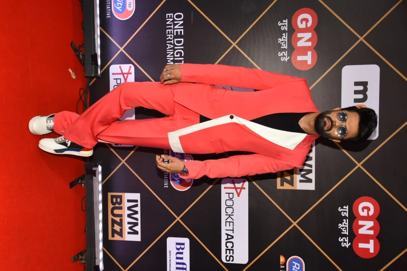 Maniesh Paul looks funky in the vibrant suit