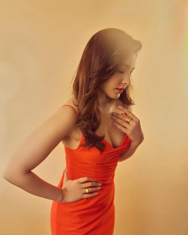 Raashii Khanna looks flawless in the cleavage-baring dress