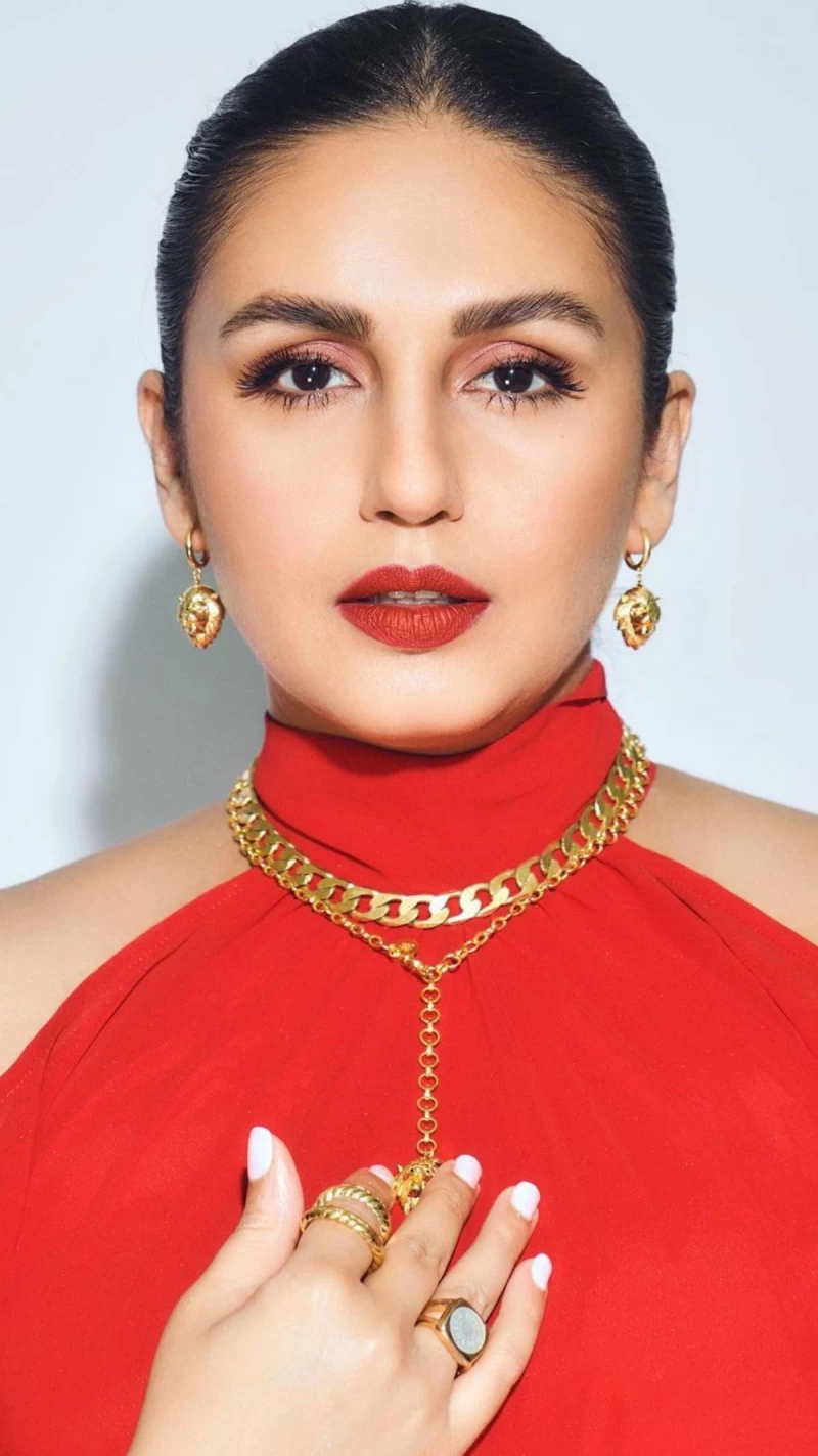 Huma Qureshi looks fabulous in the cold shoulder-style dress