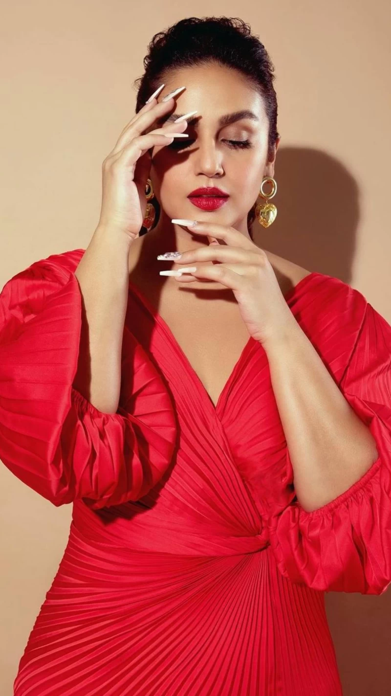 Huma Qureshi looks flawless in the V-neck dress