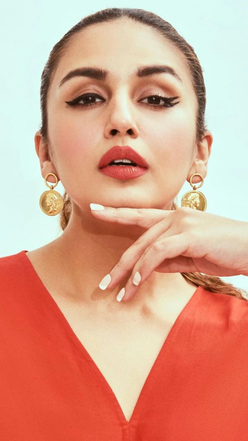 Huma Qureshi looks sexy in the loose red dress