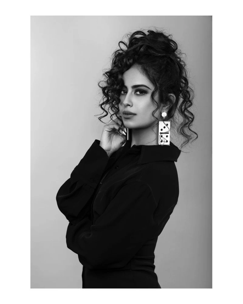 Avika Gorâ€™s sizzling look in this photograph raised the temperature on Instagram. She looks stunning in black outfit.