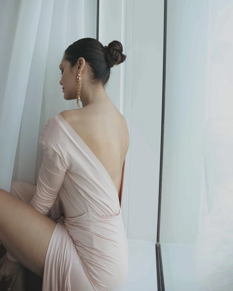 Esha Gupta shows off her sexy back in the stylish dress