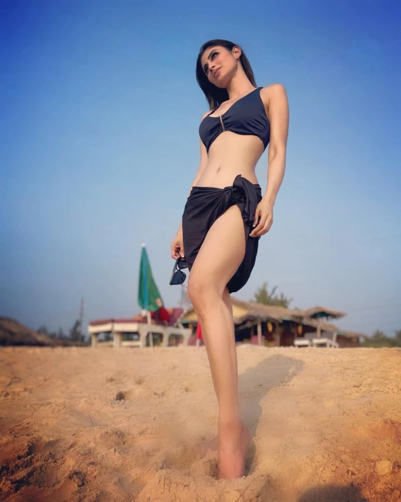 Mouni Roy flaunts her sexy figure in the black bikini and sarong