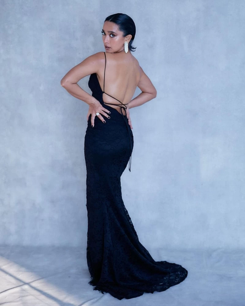 Sayani Gupta flaunts her sexy back in the black figure-hugging dress.