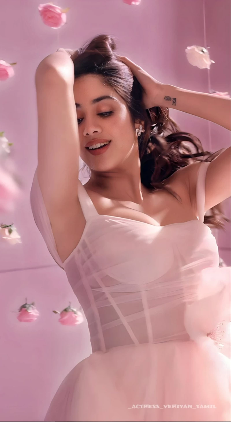 Janhvi Kapoor sizzling in pink