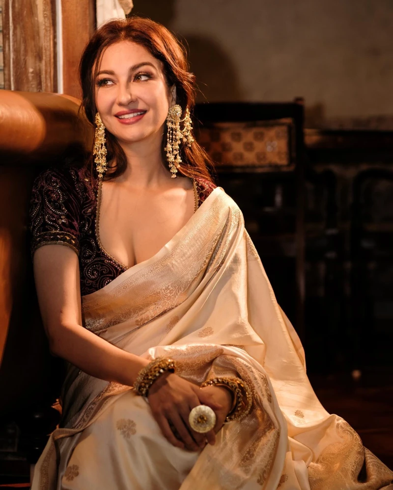 With every fold of the fabric, Saumya Tandon tells a story of elegance and tradition, effortlessly shining in her white sari