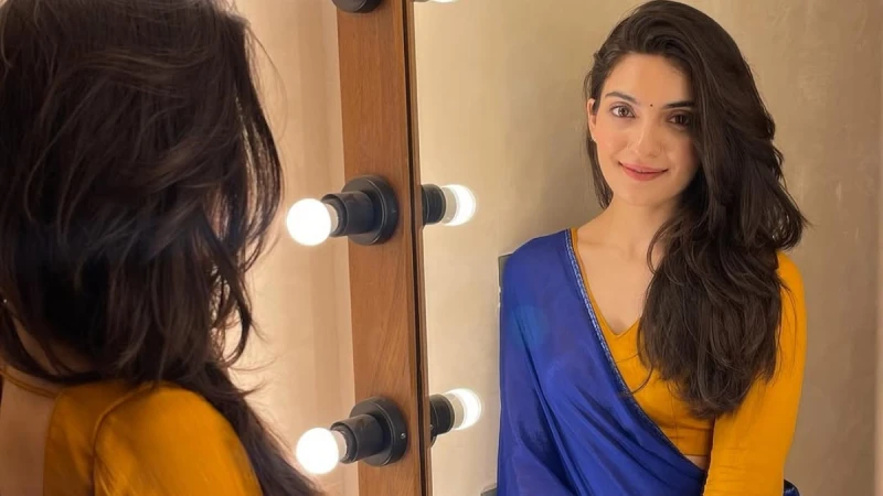 Her pairing of blue saree with this mustard yellow full-sleeve blouse introduced a cool contrast, mirroring her fun yet poised styling.
