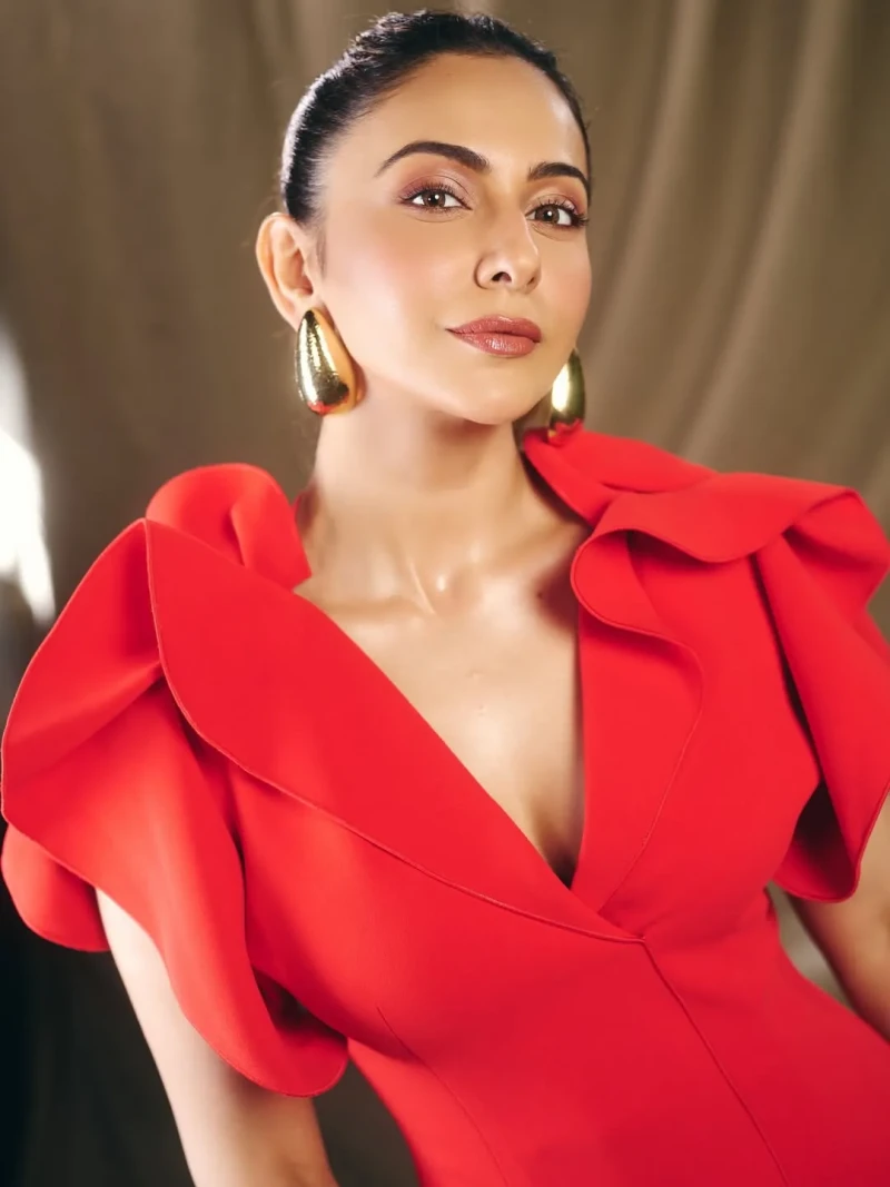 Commanding in Crimson: Rakul Preet Singh Elevates Glam Game