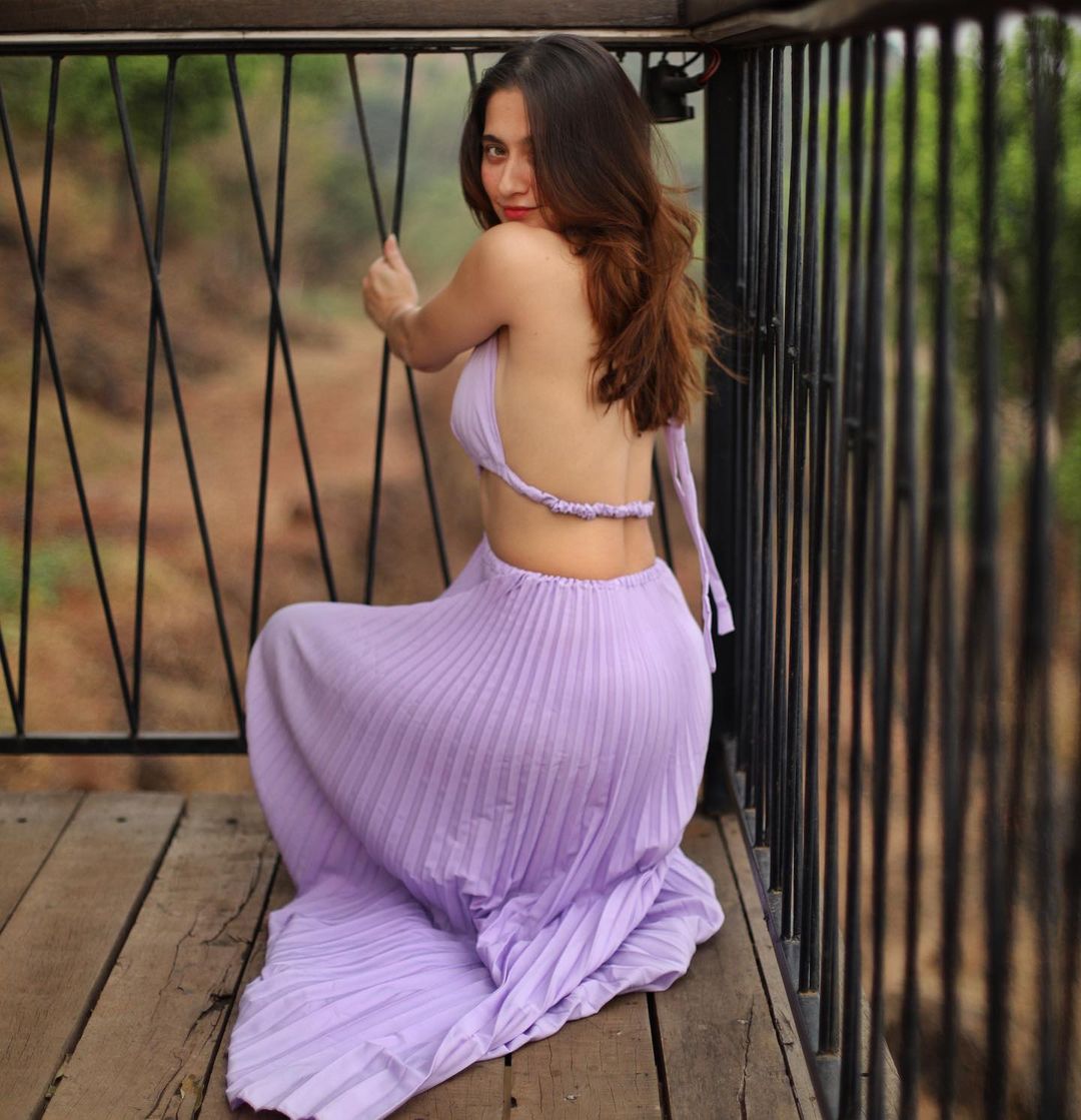 Sanjeeda Shaikh shows off her sexy body as she dares to bare.