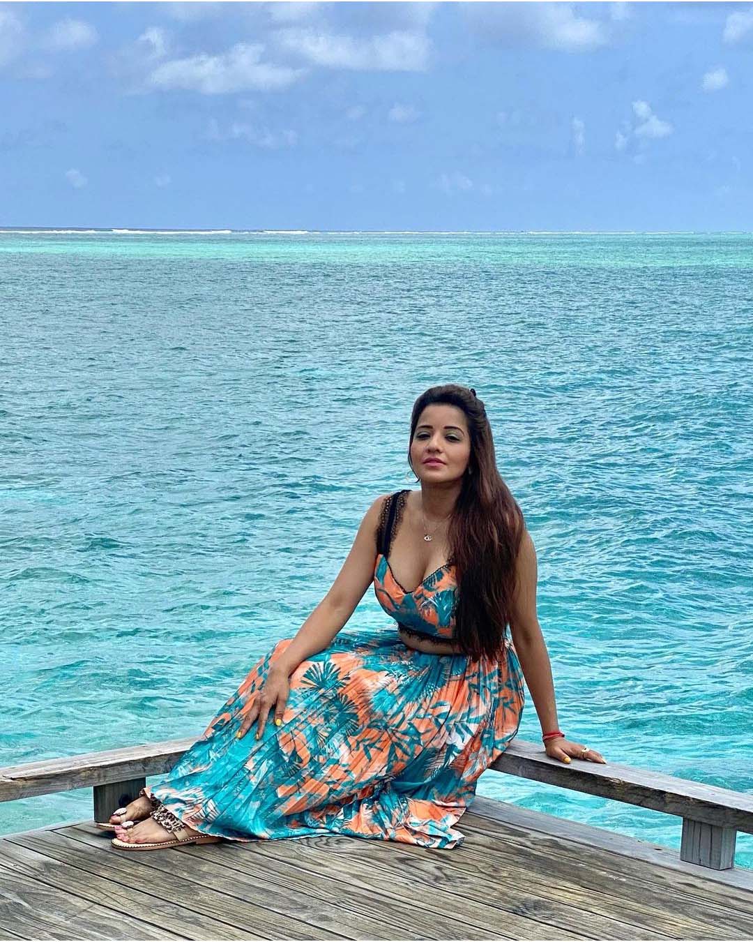 Monalisa's Beach Photoshoot viral, fans stunned by Bold pose..!!
