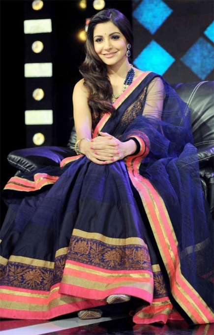 Anushka Sharma Looks Stunning in a Saree