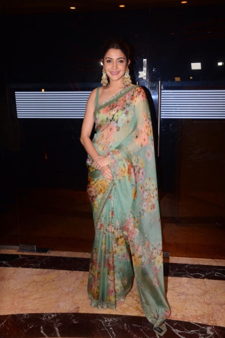 Anushka Sharma Looks Stunning in a Saree