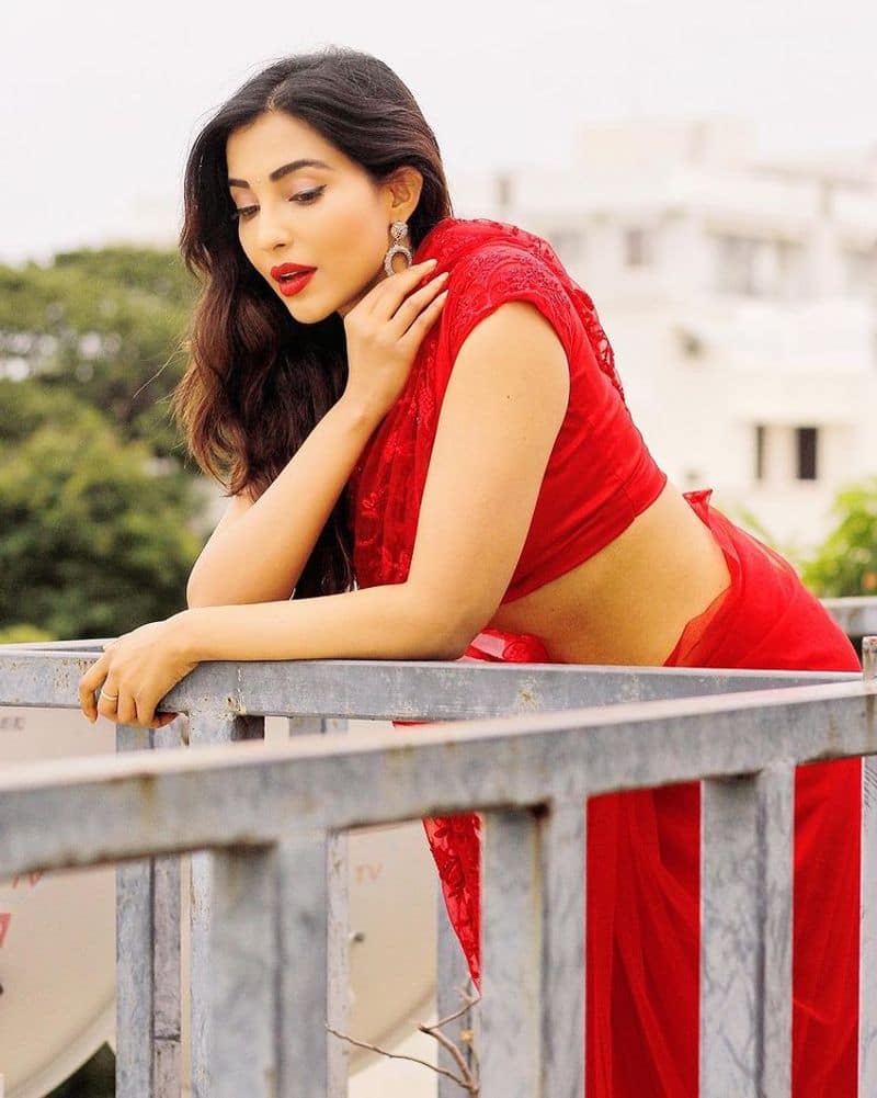 terrace photo shoot! showing waist in red saree... parvathi