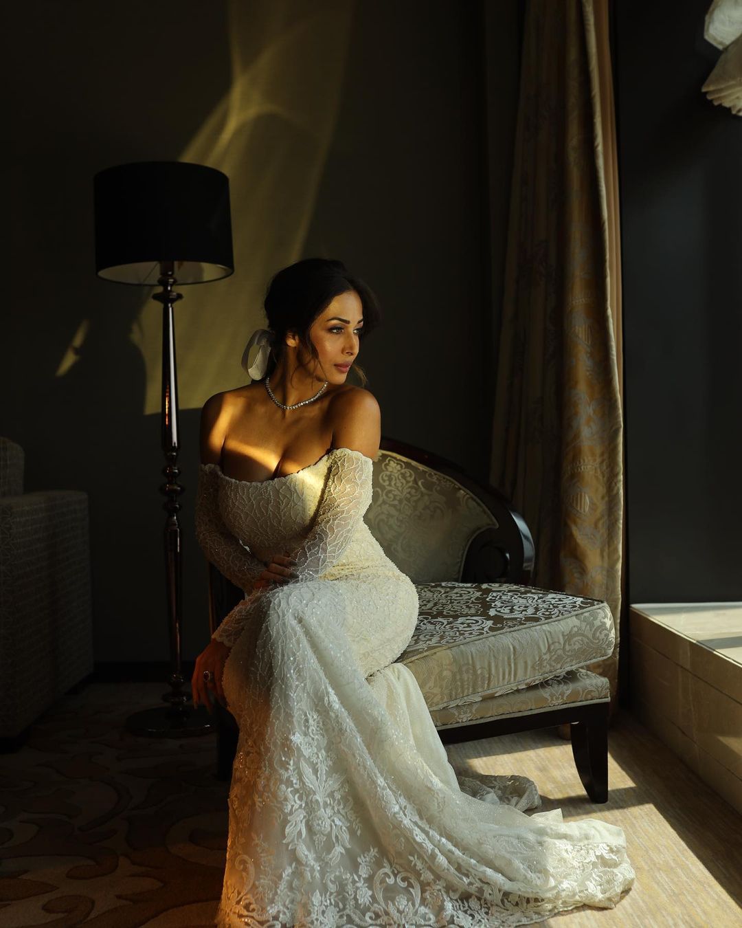 Malaika Arora Flaunts Uber Hot Body As Diva Walks The Ramp In A Bridal Gown