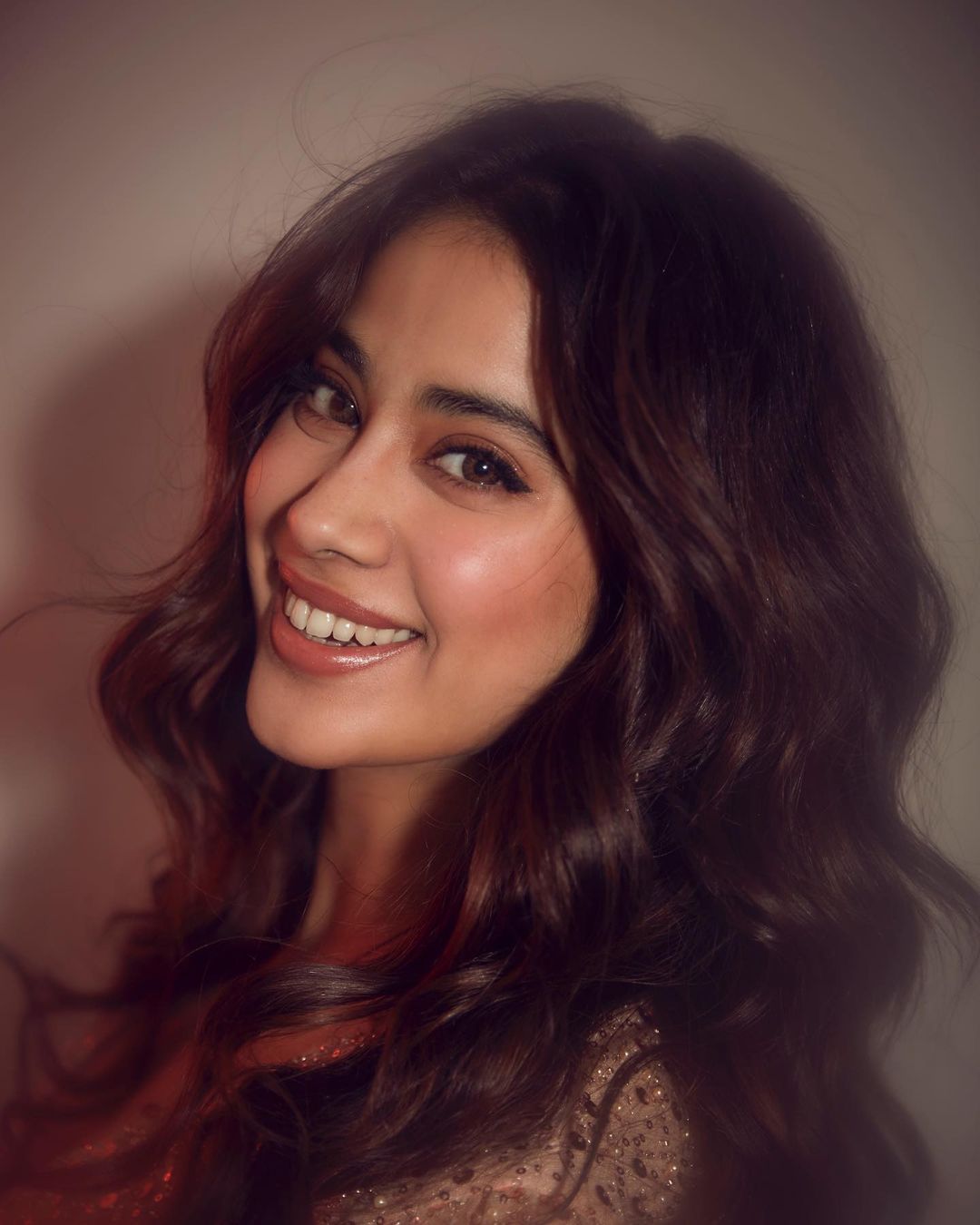 Janhvi Kapoor leaves her wavy hair open, giving her ensemble the perfect look