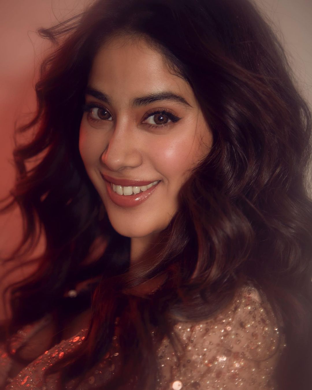 Janhvi Kapoor rounds off her entire look with perfectly-lined eyeliner, glossy lips and blushed cheeks