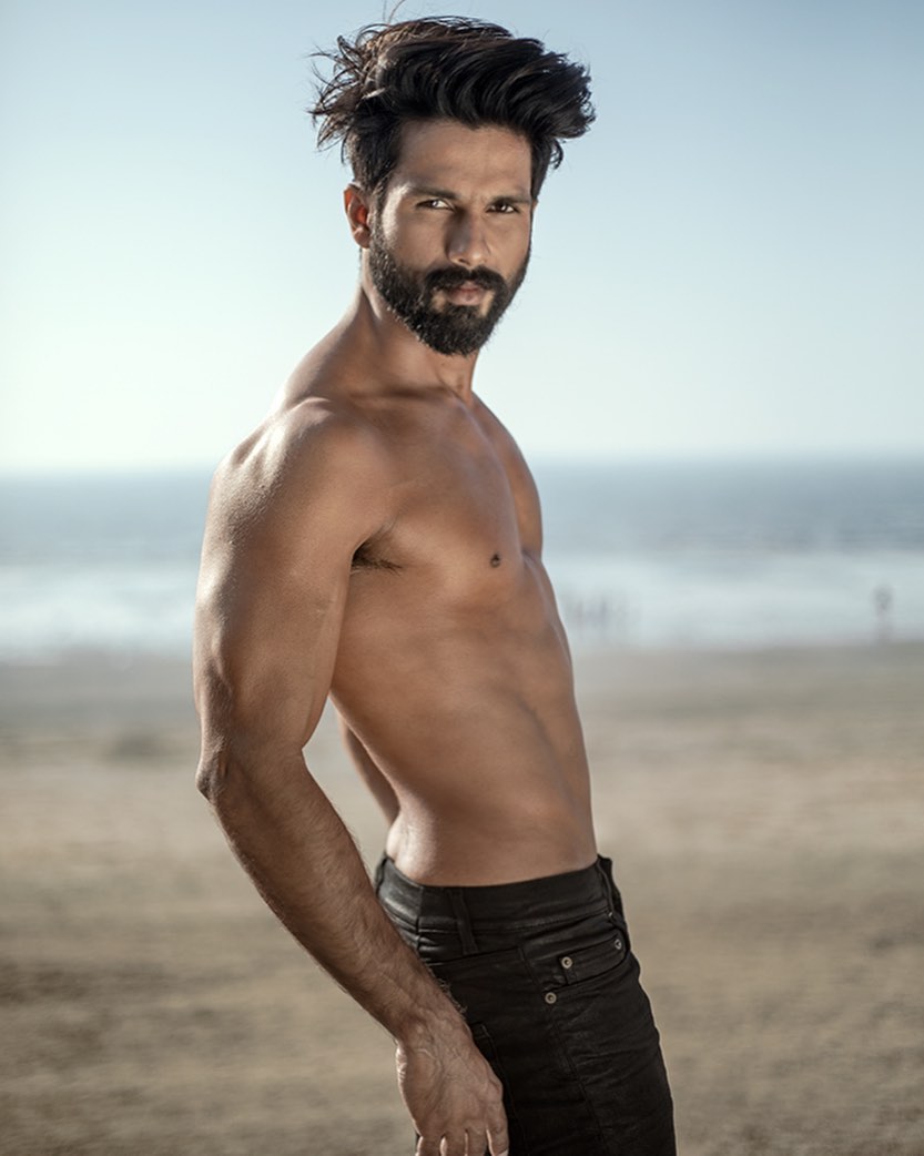Shahid Kapoor looks scorching hot while flaunting his perfect abs