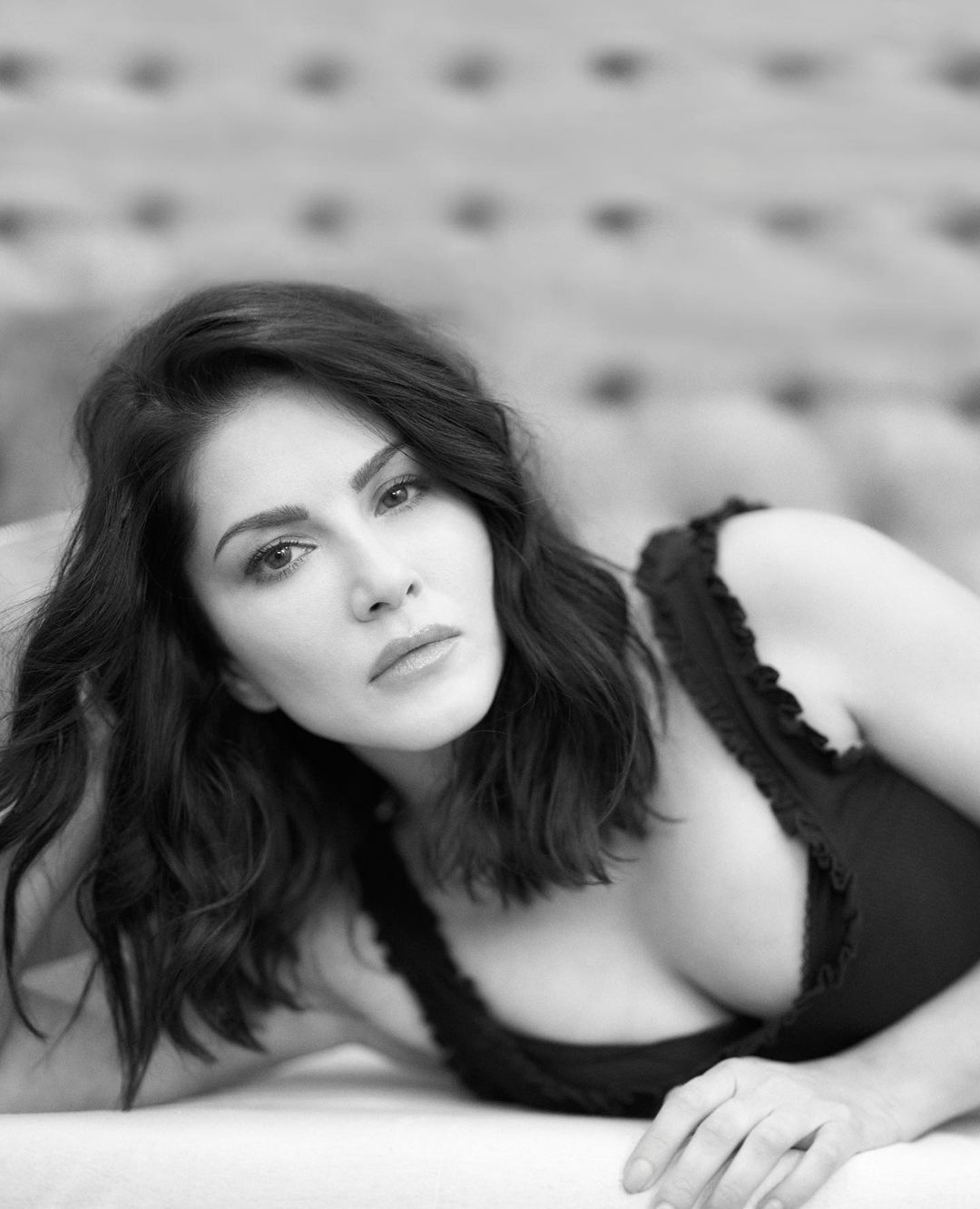Sunny Leone looks hot as she flaunts her cleavage in a black tank top