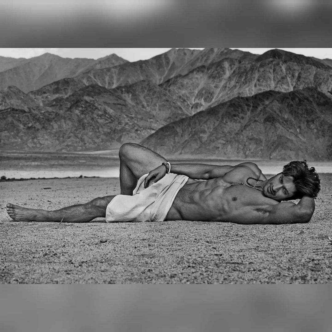 Vidyut Jammwal looks appealing wrapped only in a towel
