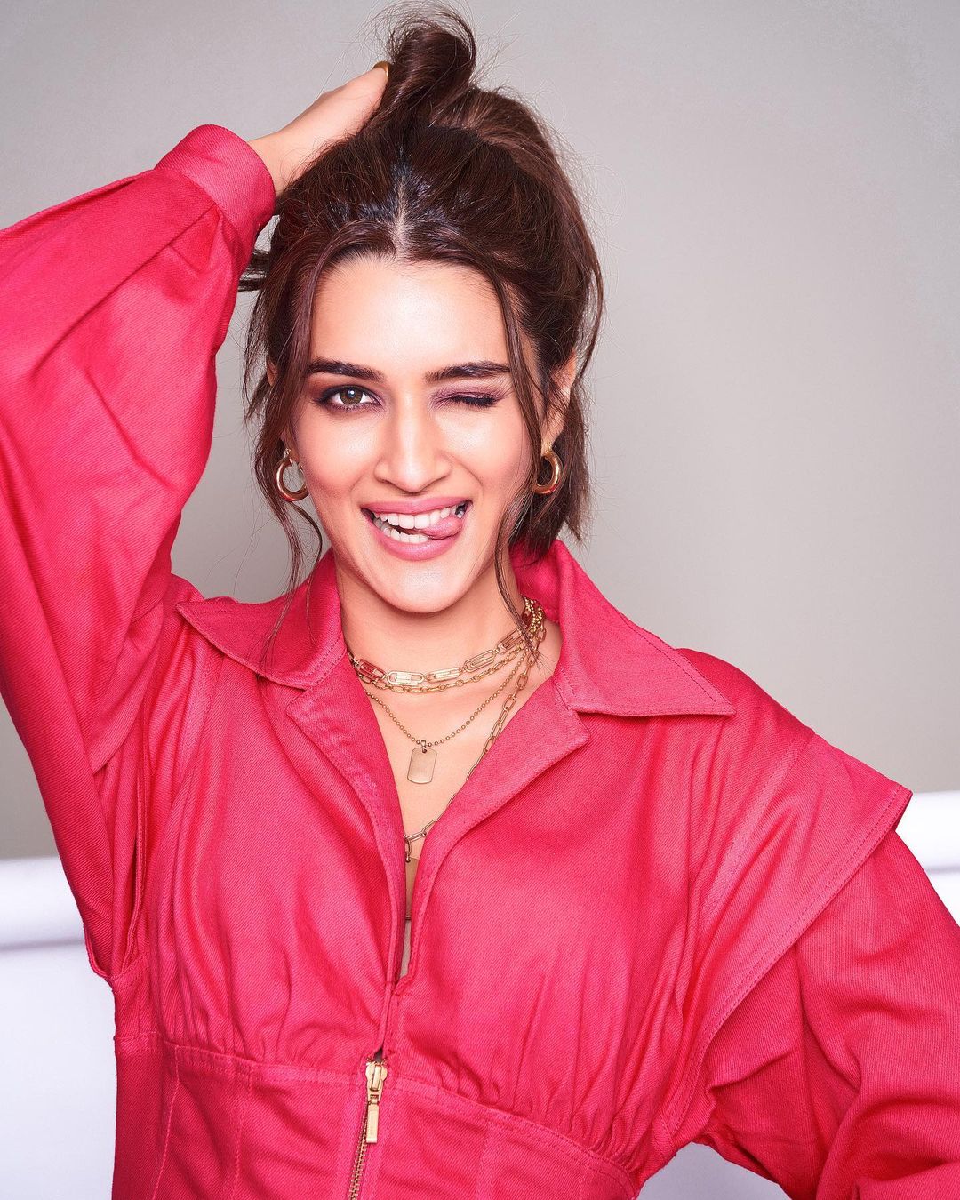 Kriti Sanon looks drop-dead gorgeous with minimal makeup and a quirky hairstyle