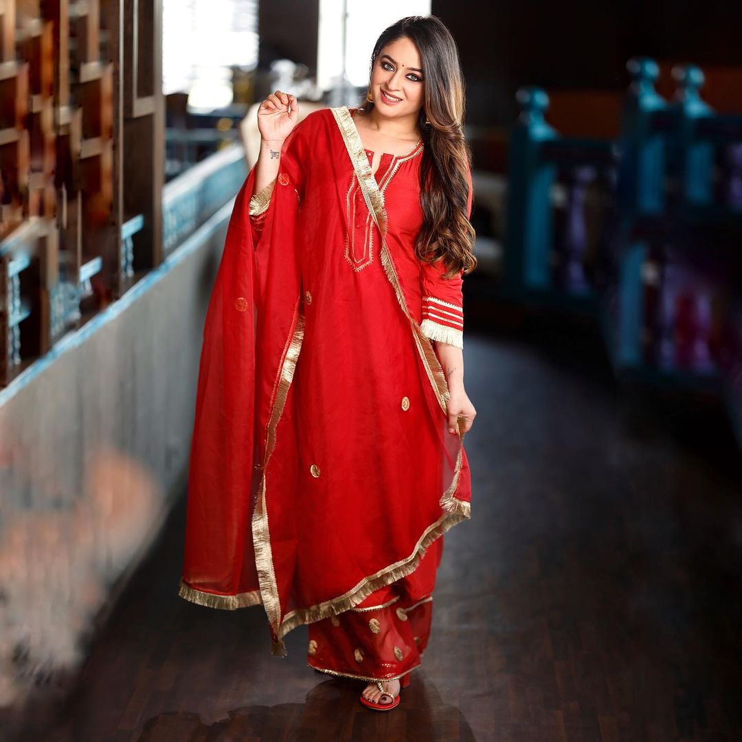Mahhi Vij looked glorious in a red ethnic suit