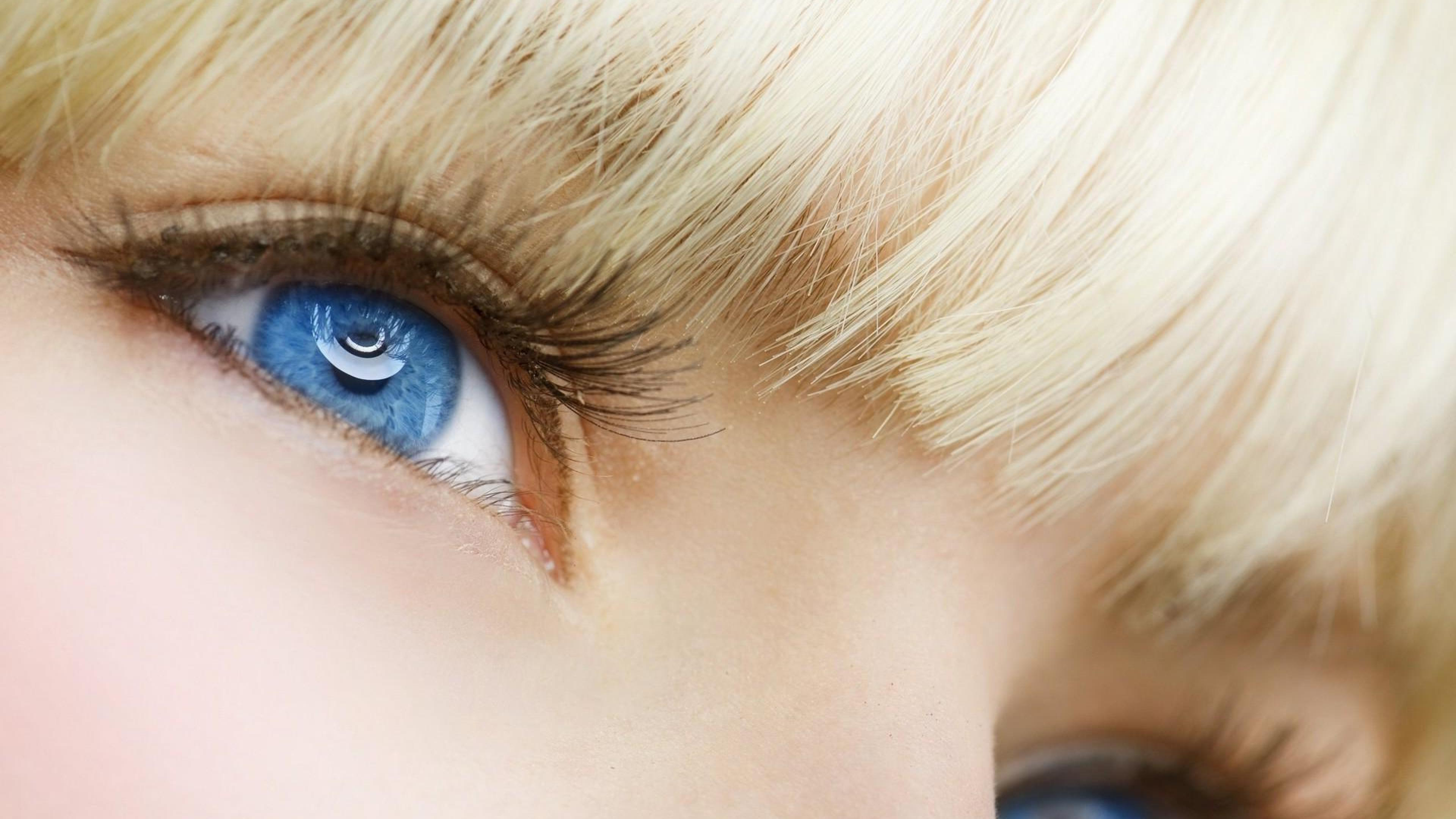 Современные блондинки с голубыми глазами