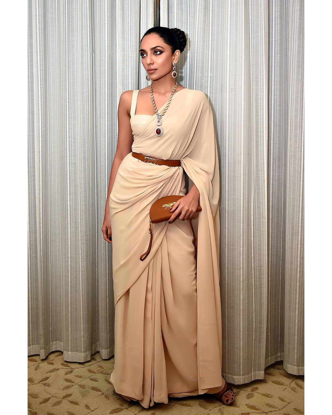 Hit! Sobhita Dhulipala looks super sexy in a plain saree