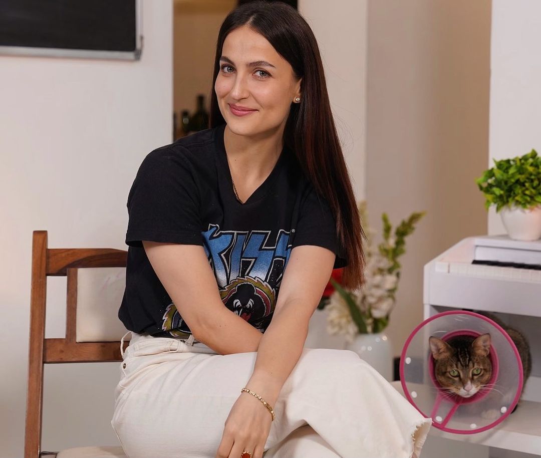 Elli AvrRam aces smart casuals while sitting at home