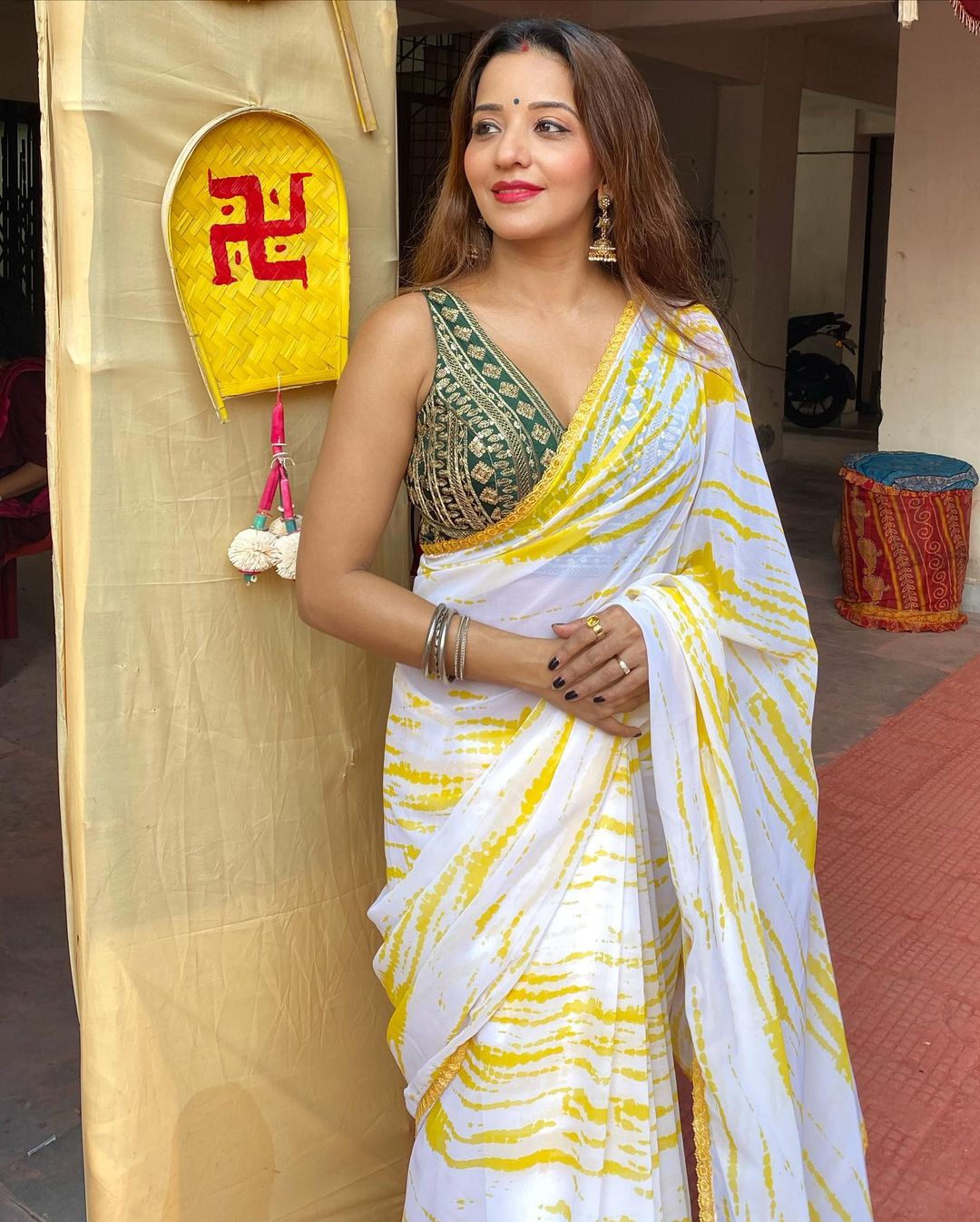 Monalisa looks flawless in the white and yellow saree