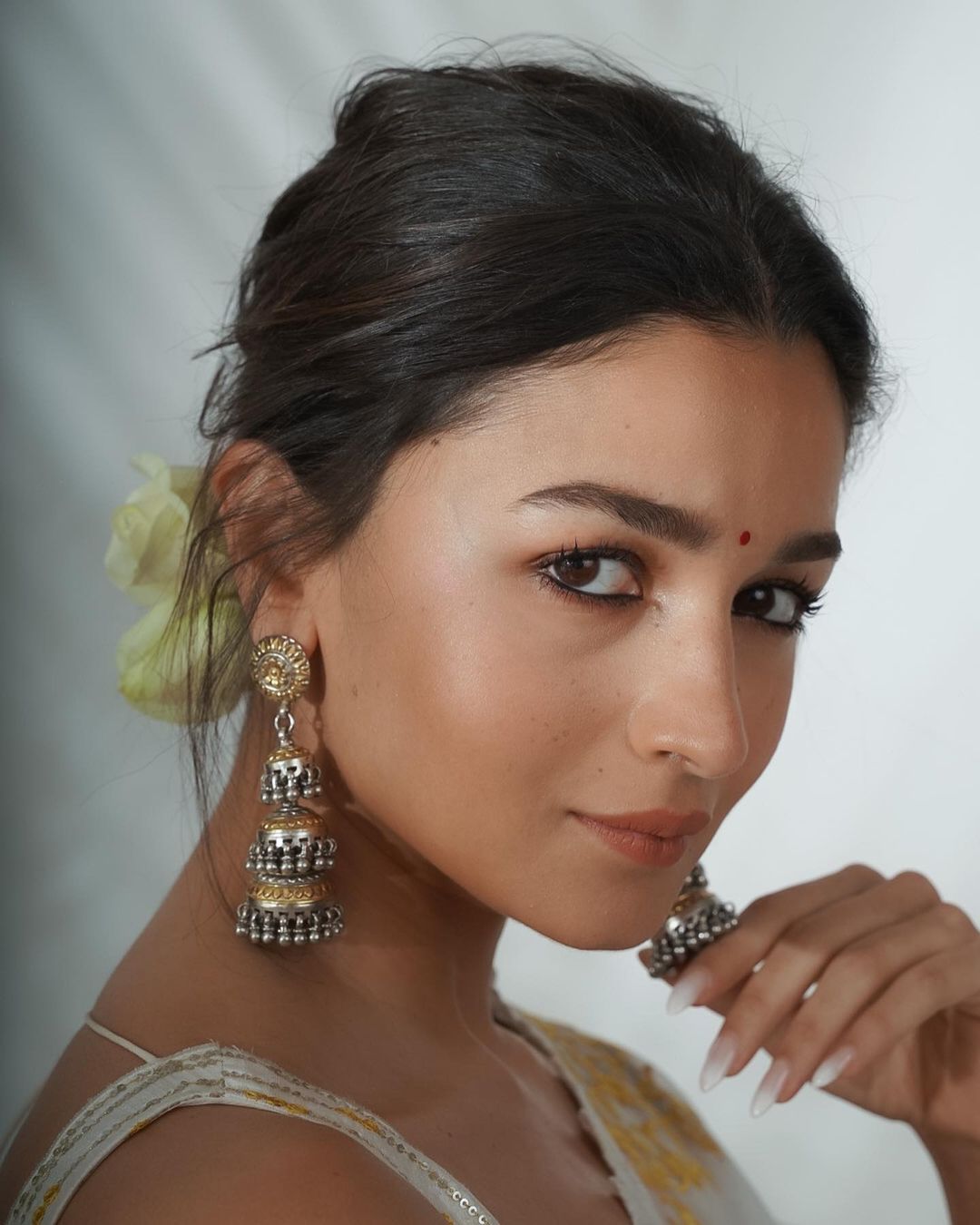 Alia Bhatt looks breathtaking with her kohl-rimmed eyes and jhumka