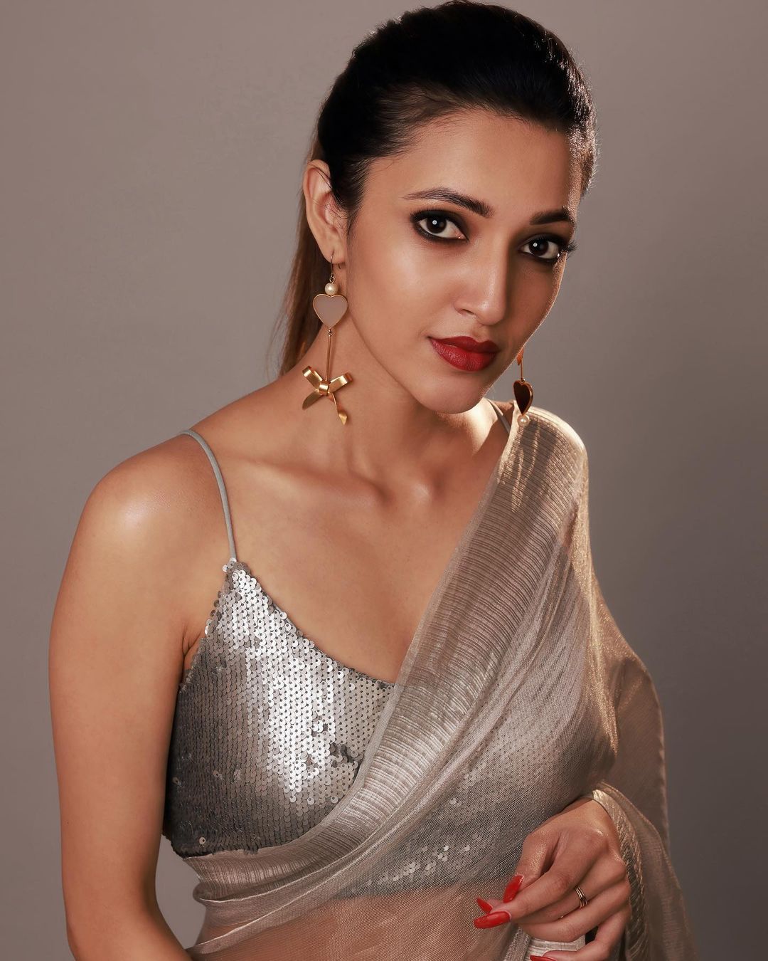 Neha Shetty looks stunning in the grey saree with the silver sequinned blouse