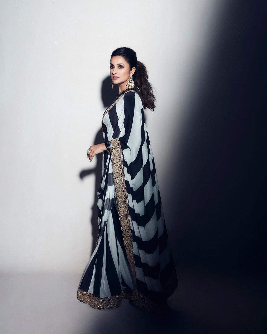 Parineeti Chopra looks elegant in the blck and white saree