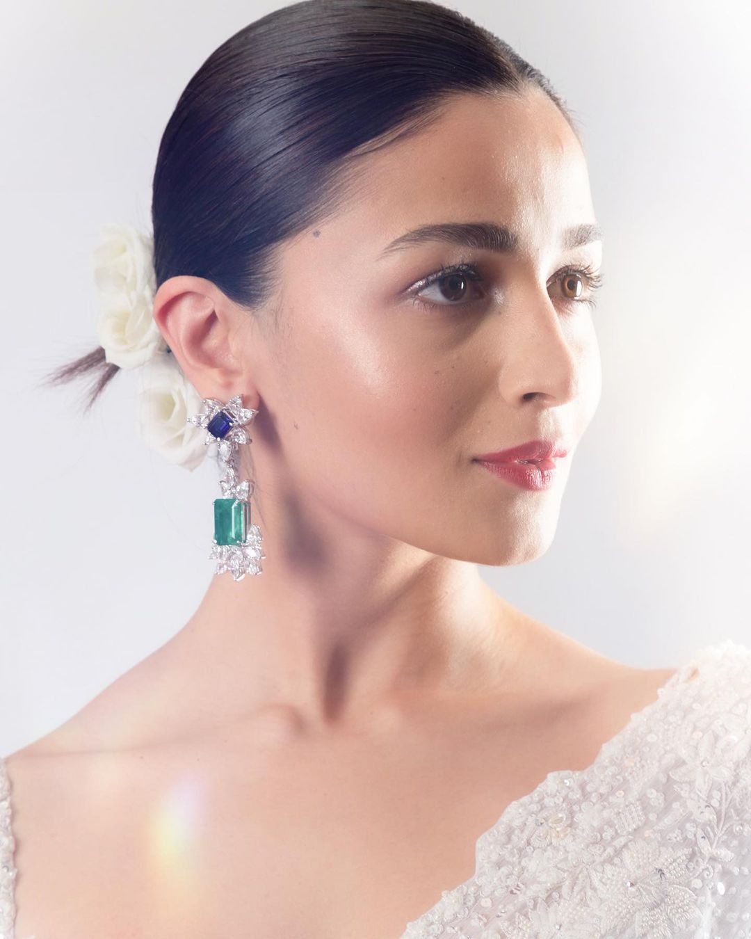 Alia Bhatt accessorised her look with diamond earrings and fresh white roses