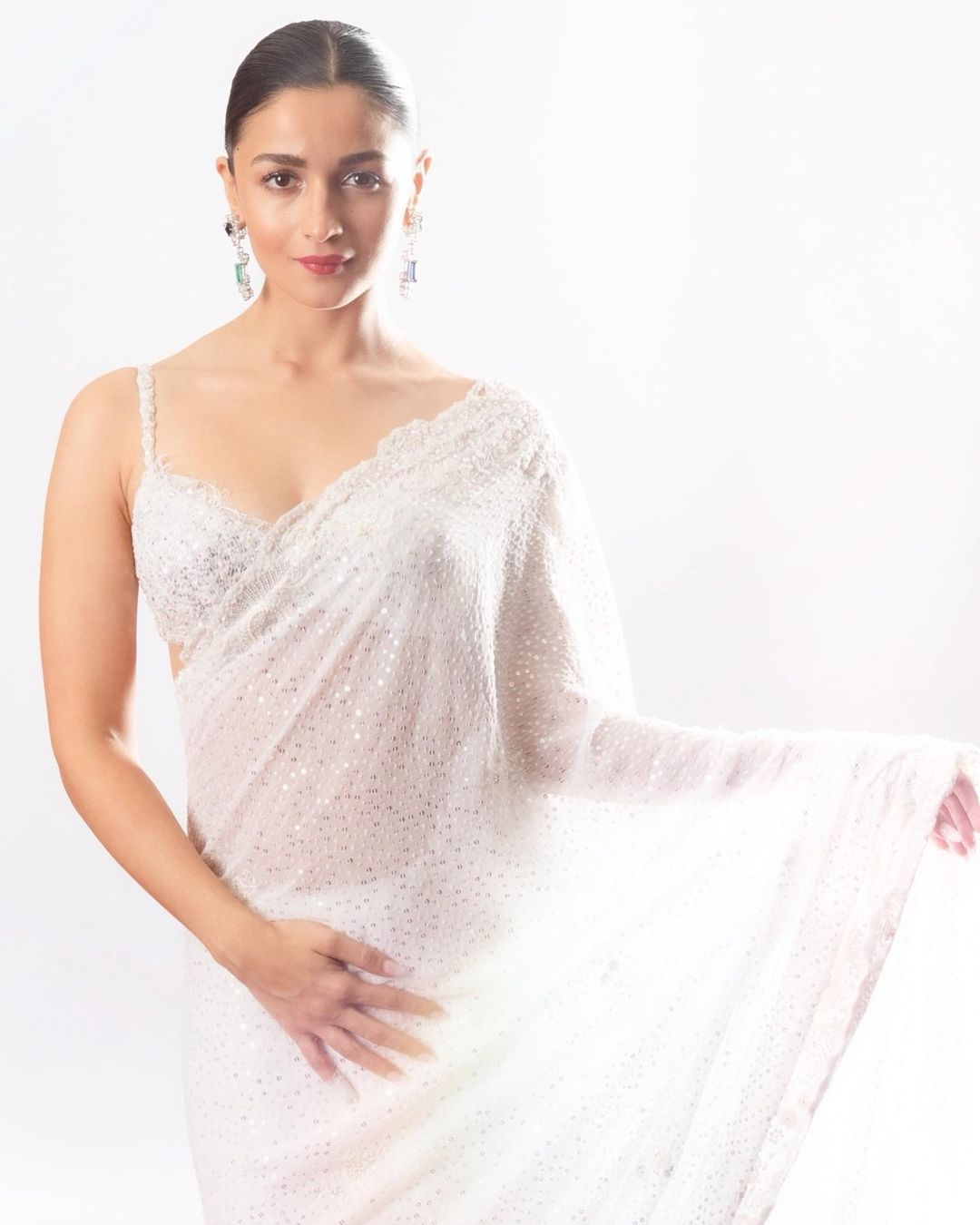 Alia Bhatt looked breathtaking in the sequinned white saree