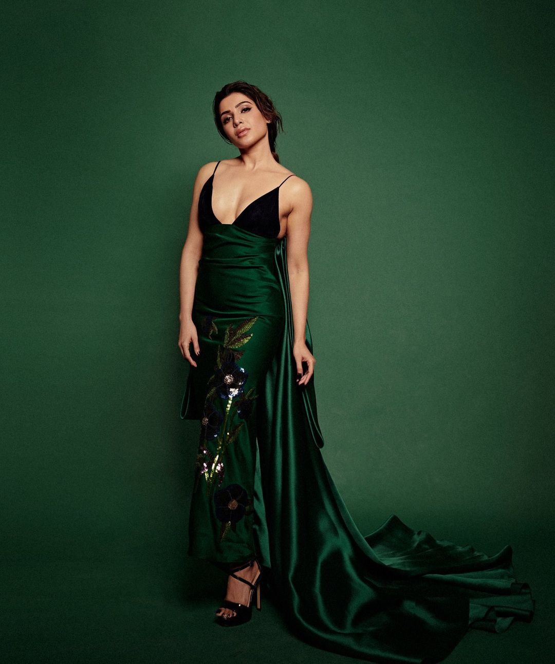 Samantha Ruth Prabhu Looks Breathtakingly Gorgeous In Latest Pictures In a Deep-Neck Green and Black Gown