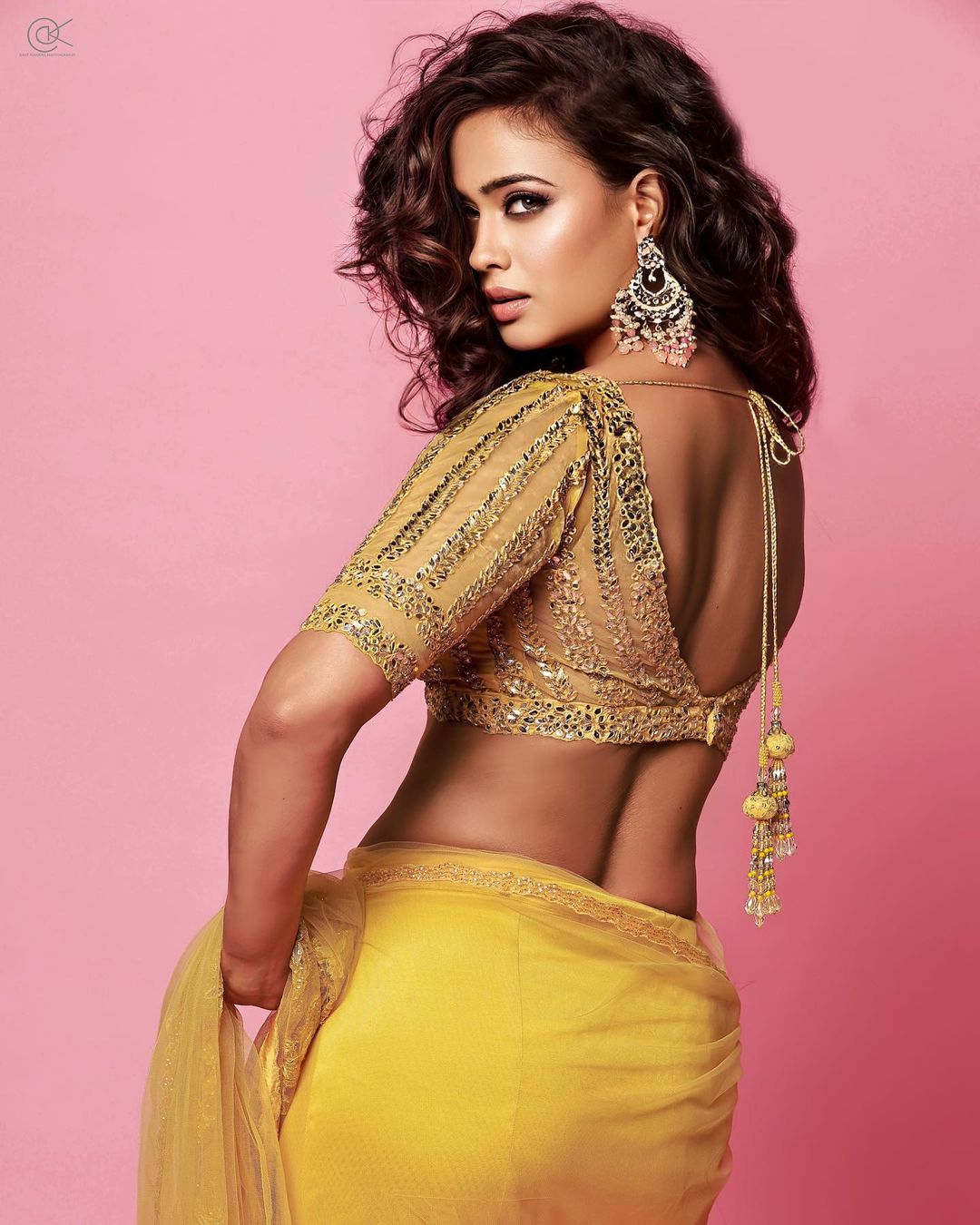 Shweta Tiwari looks sensuous in the yellow saree