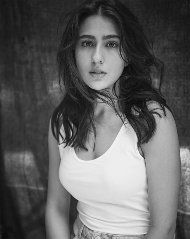 Sara Ali Khan shares pictures in monochrome look, fans go crazy after her simplicity