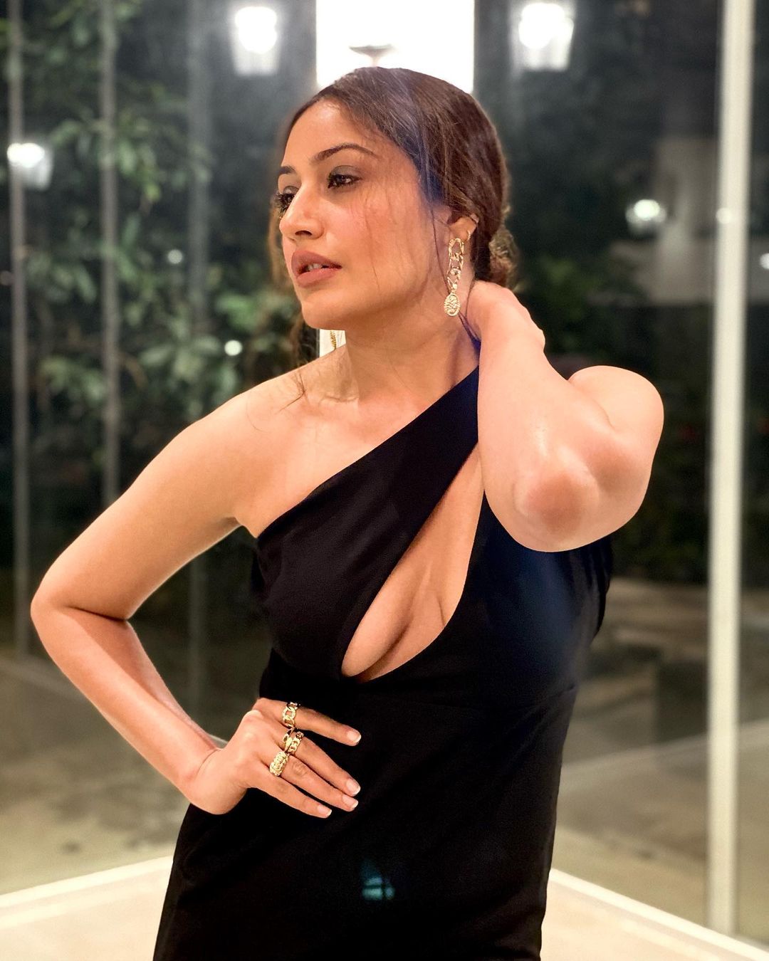 Surbhi Chandna shows off her cleavage in the asymmetrical dress