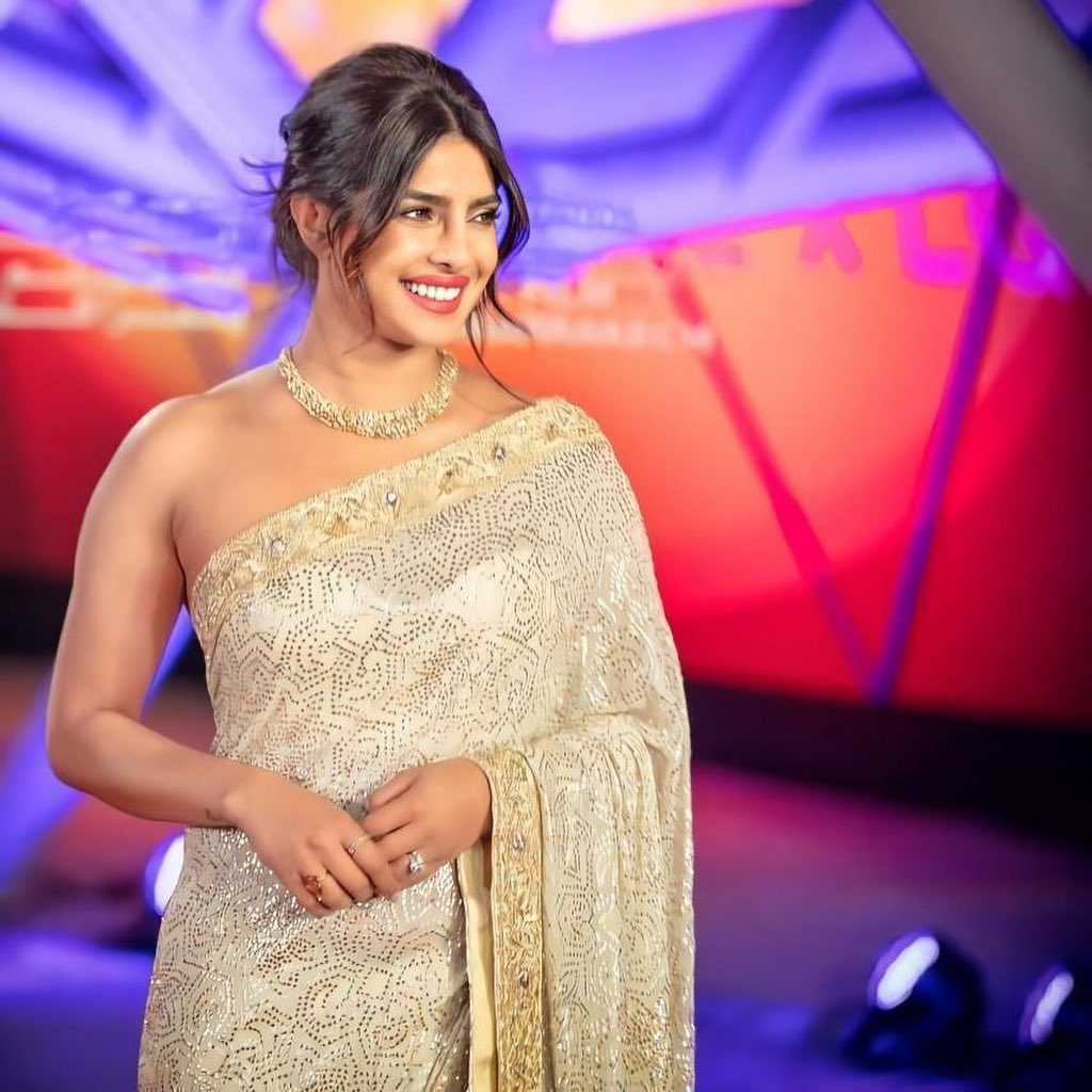 Priyanka Chopra dazzles in the shimmering saree