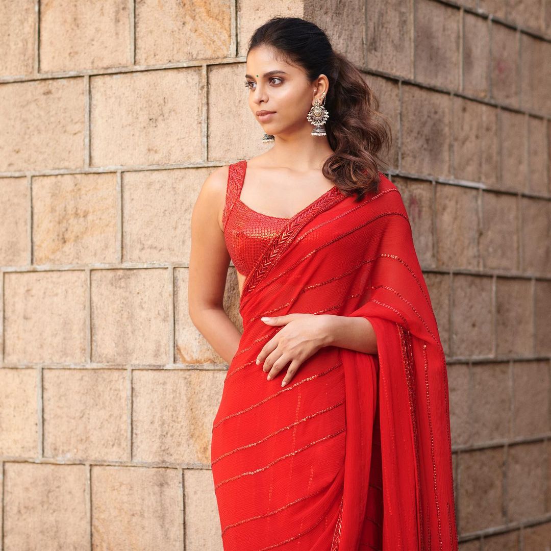 Suhana Khan looks sensuous in the red saree