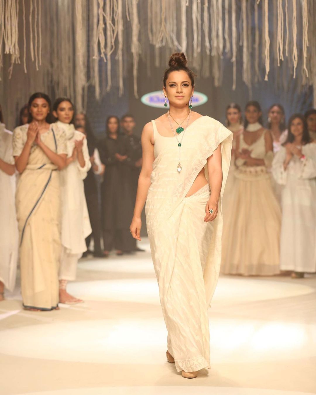 Kangana Ranaut looked elegant in a whte saree as she walked for the Khadi presentation.