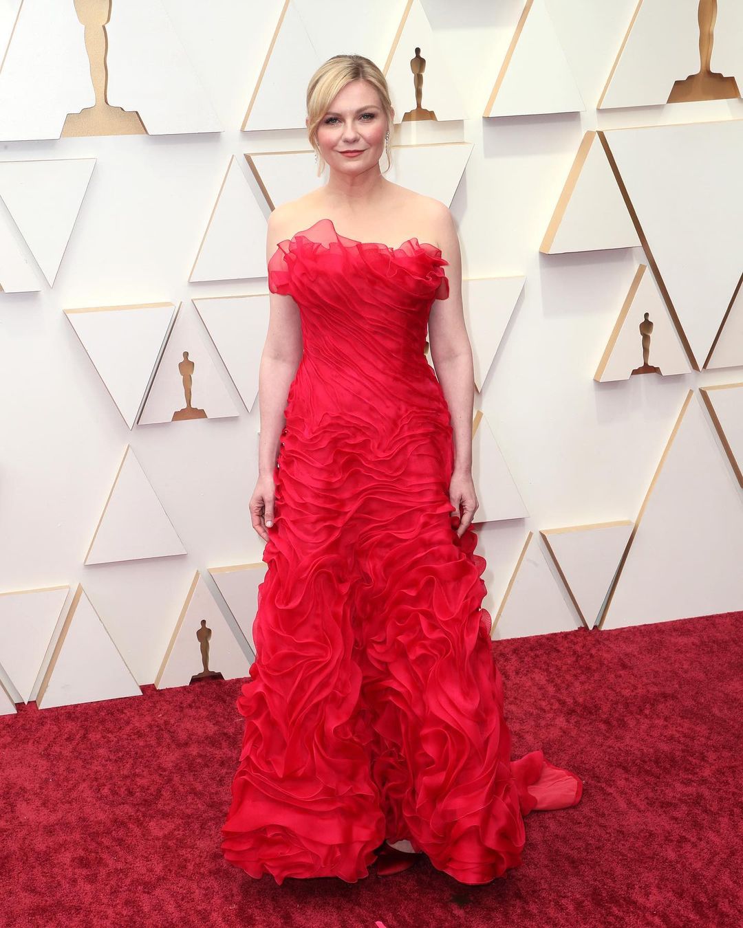 Kirsten Dunst looks spectacular in the ruffled dress by Christian Lacroix
