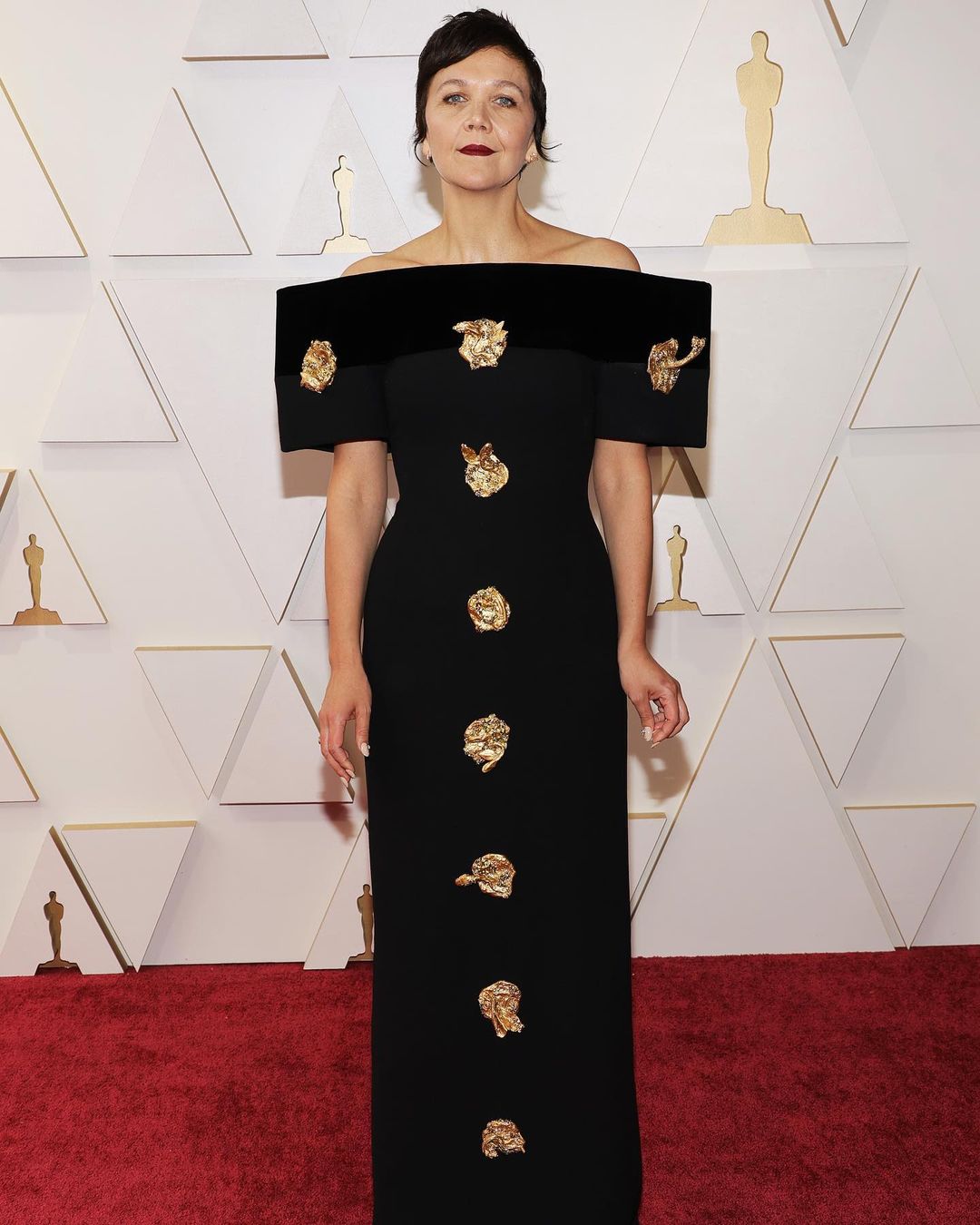 Maggie Gyllenhaal makes a dramatic statement in a Schiaparelli gown